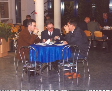 Lunch, LSCE 2003. In the front Dr R.Szmit (Olsztyn), Prof. W.Przybyło (Cracow) and Dr. L.Małyszko (Olsztyn).